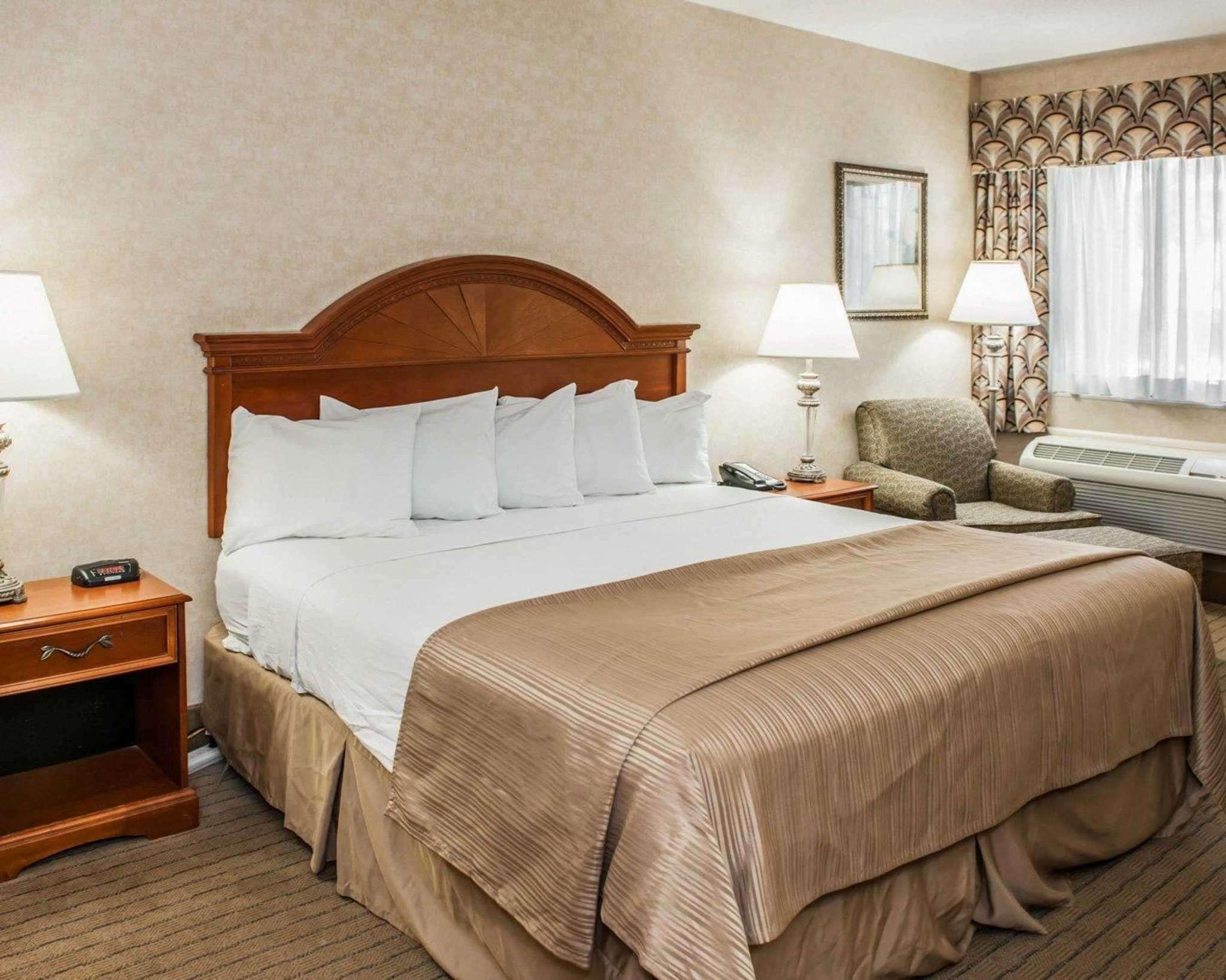 Quality Inn Castleton Bagian luar foto