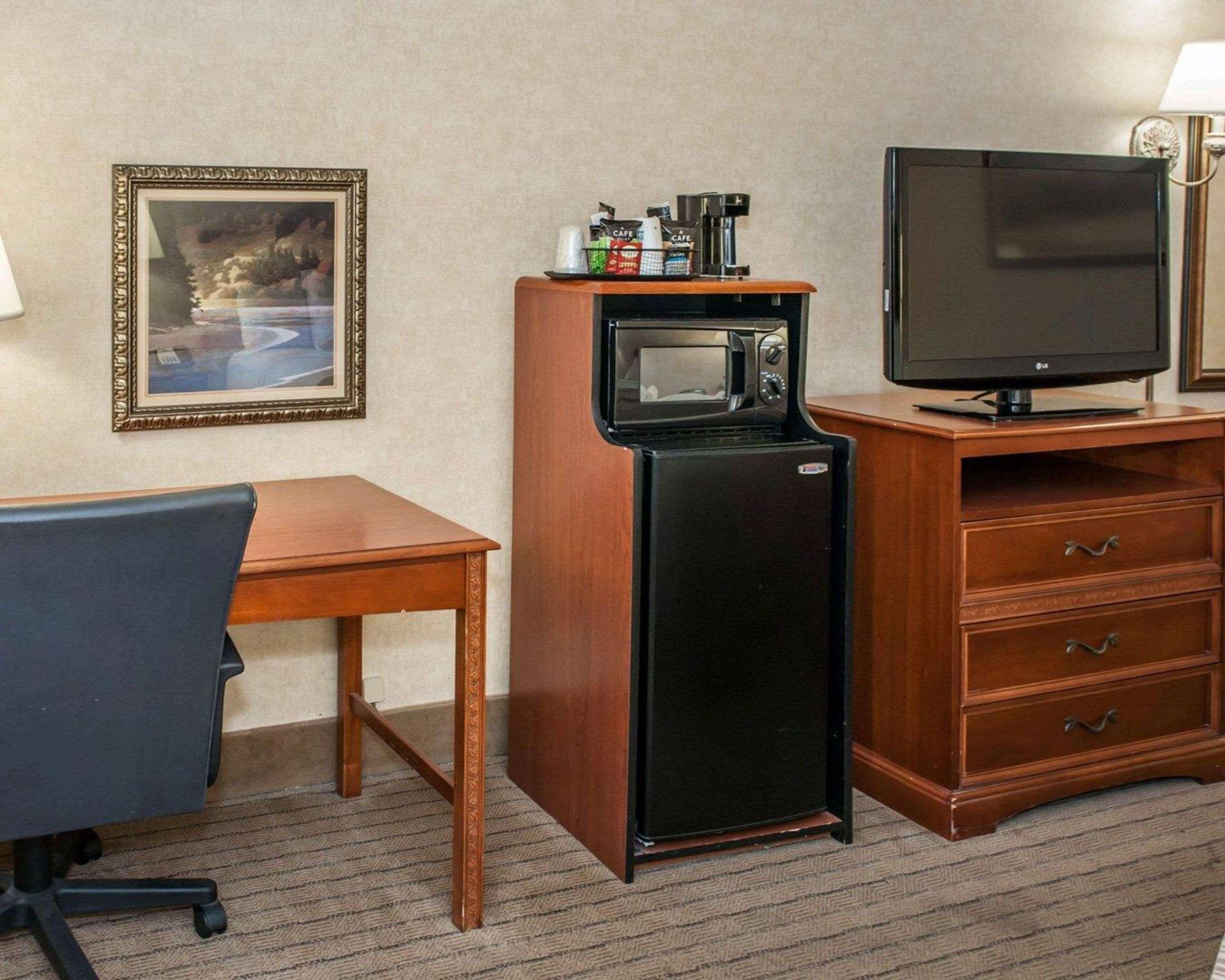 Quality Inn Castleton Bagian luar foto