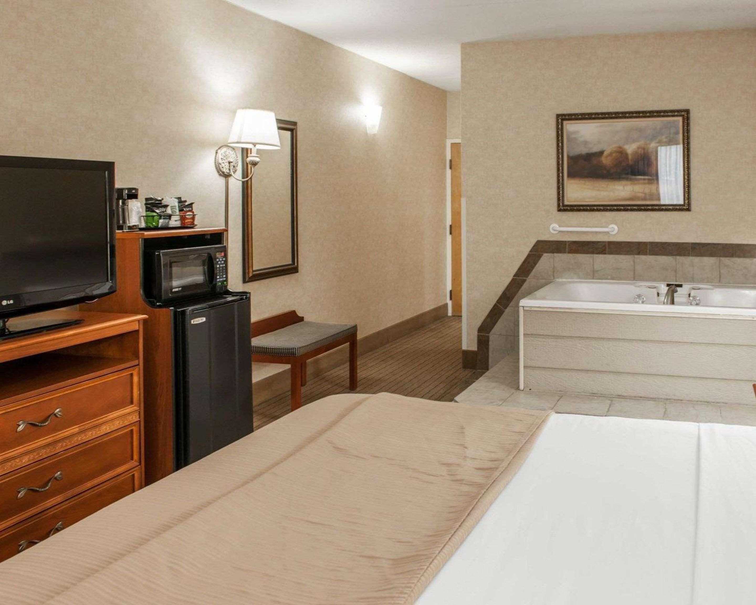 Quality Inn Castleton Bagian luar foto