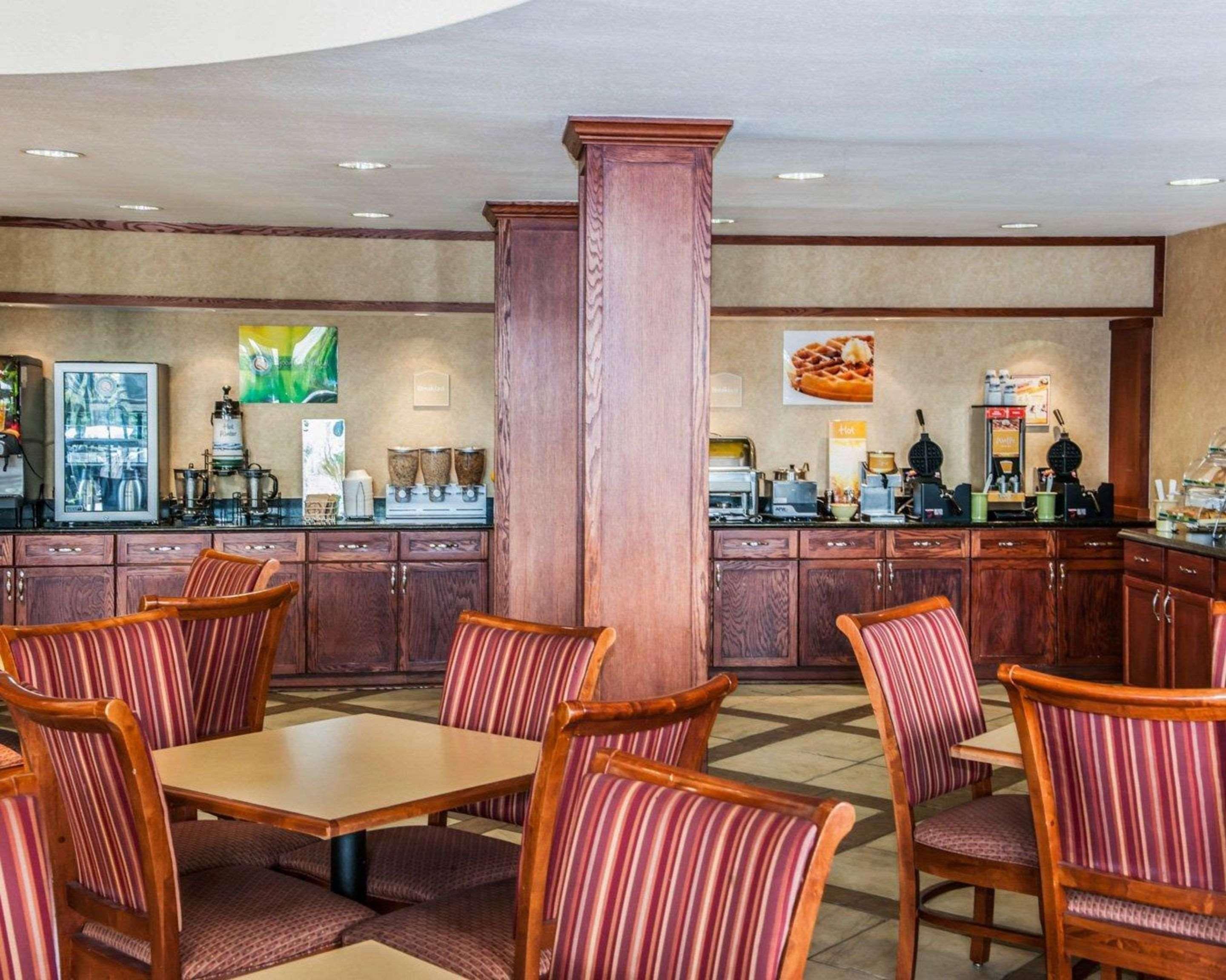 Quality Inn Castleton Bagian luar foto