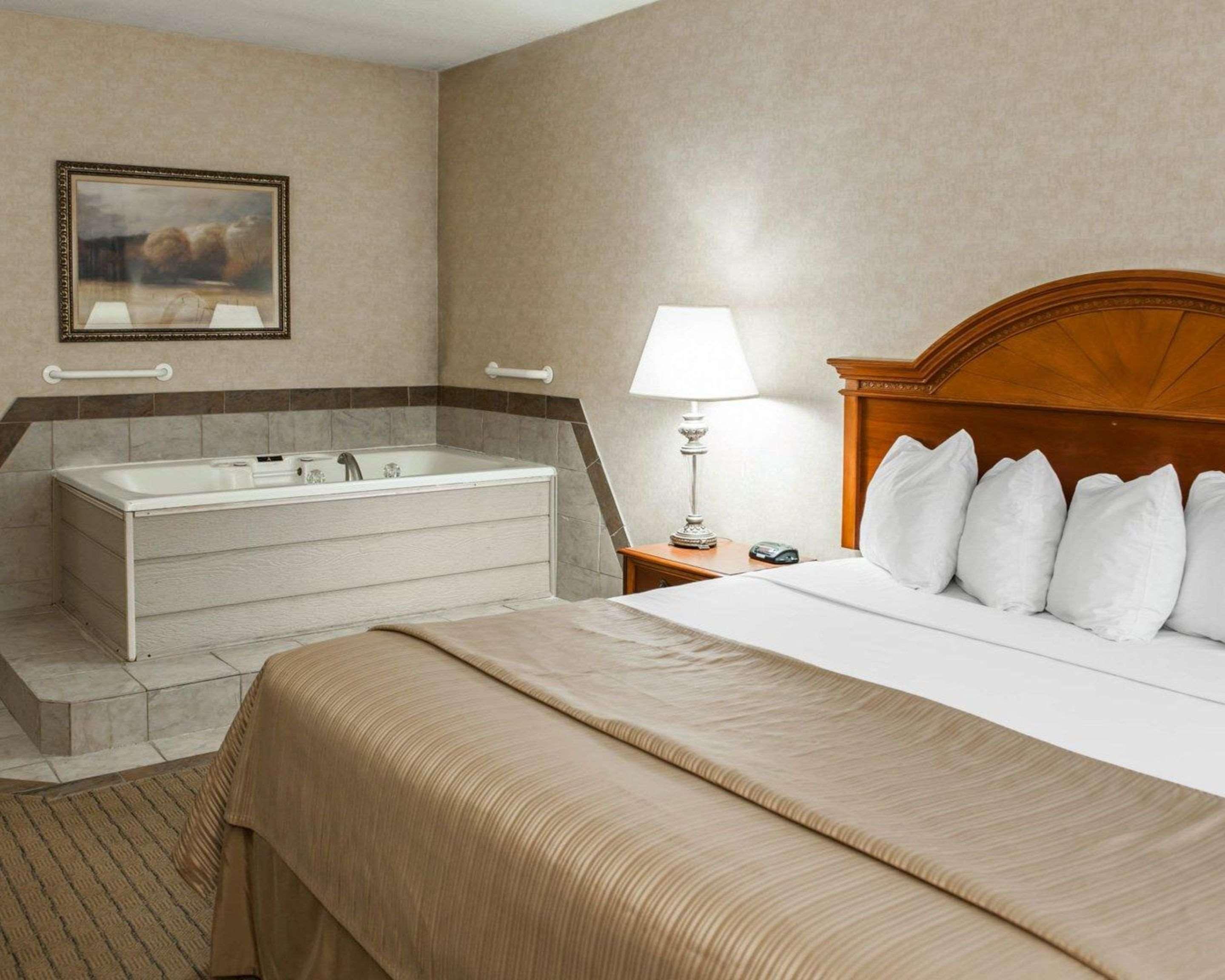 Quality Inn Castleton Bagian luar foto