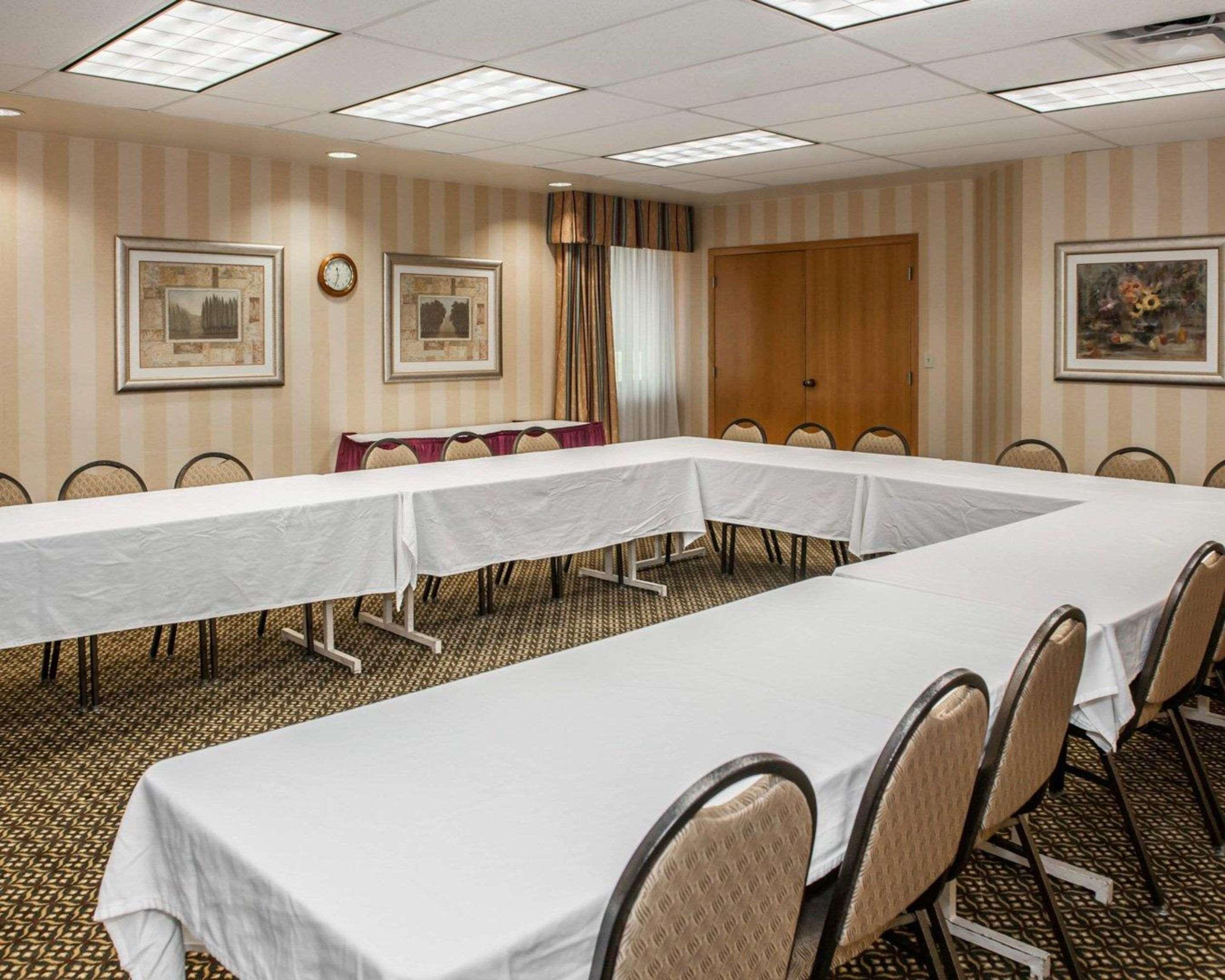 Quality Inn Castleton Bagian luar foto