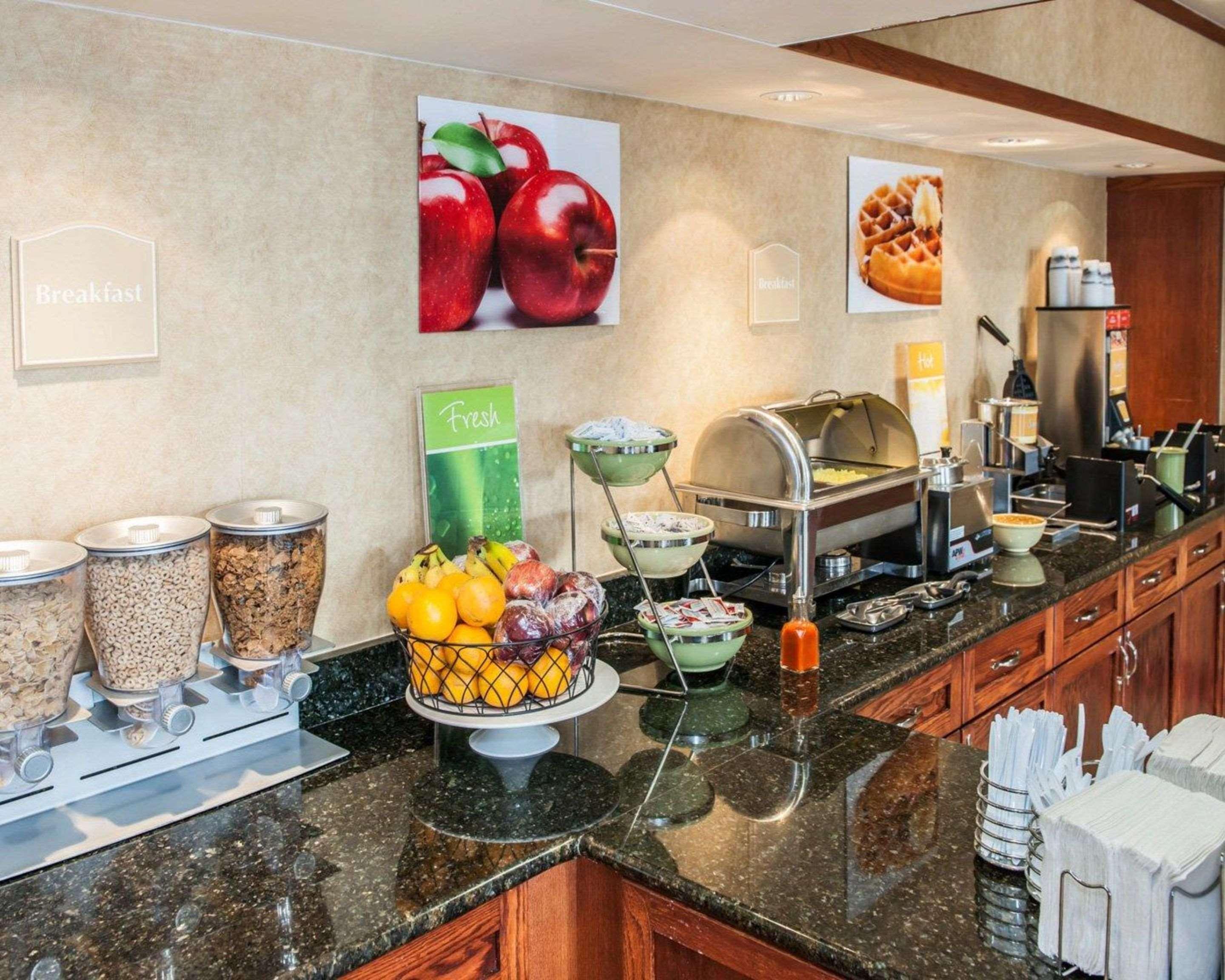 Quality Inn Castleton Bagian luar foto