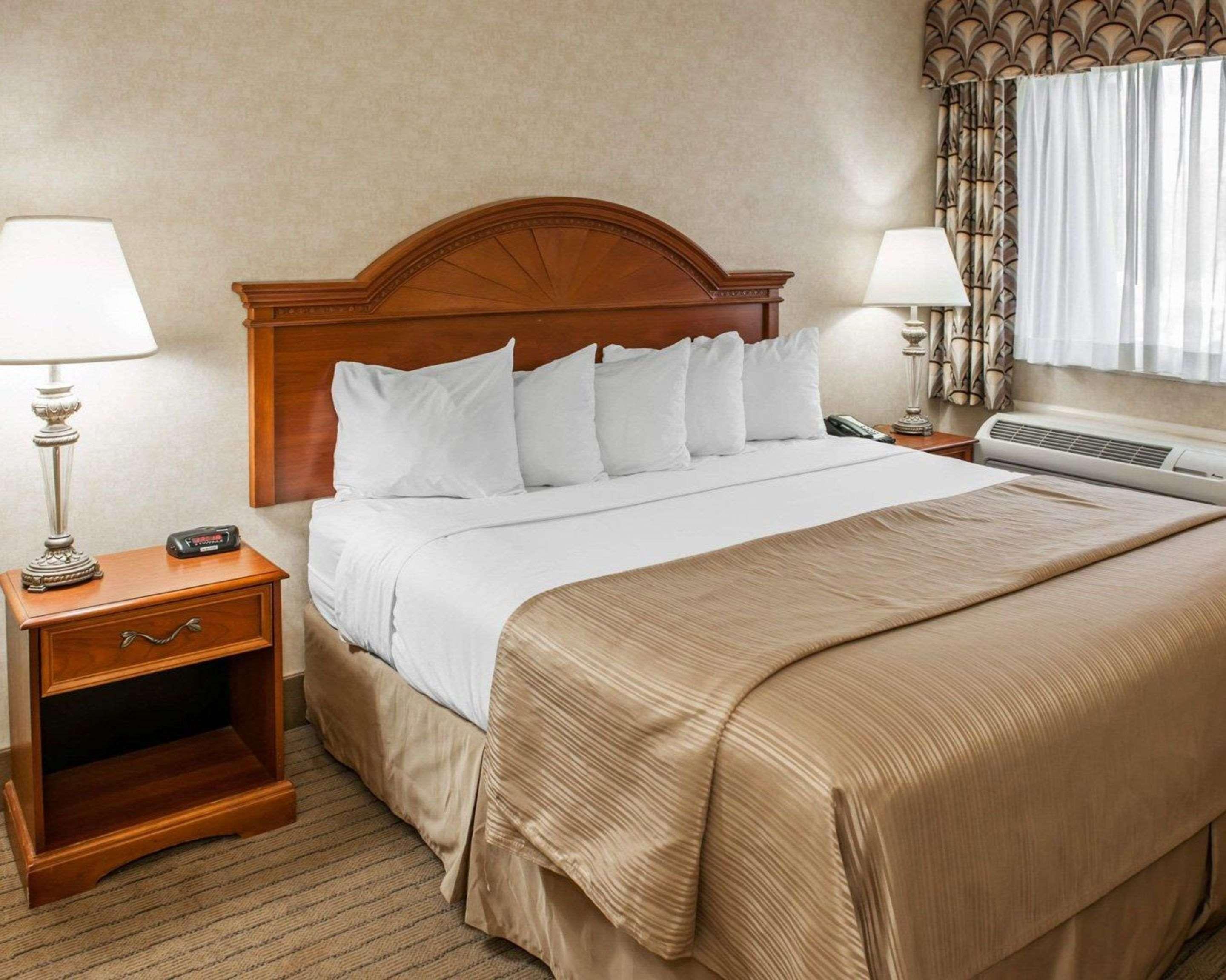 Quality Inn Castleton Bagian luar foto