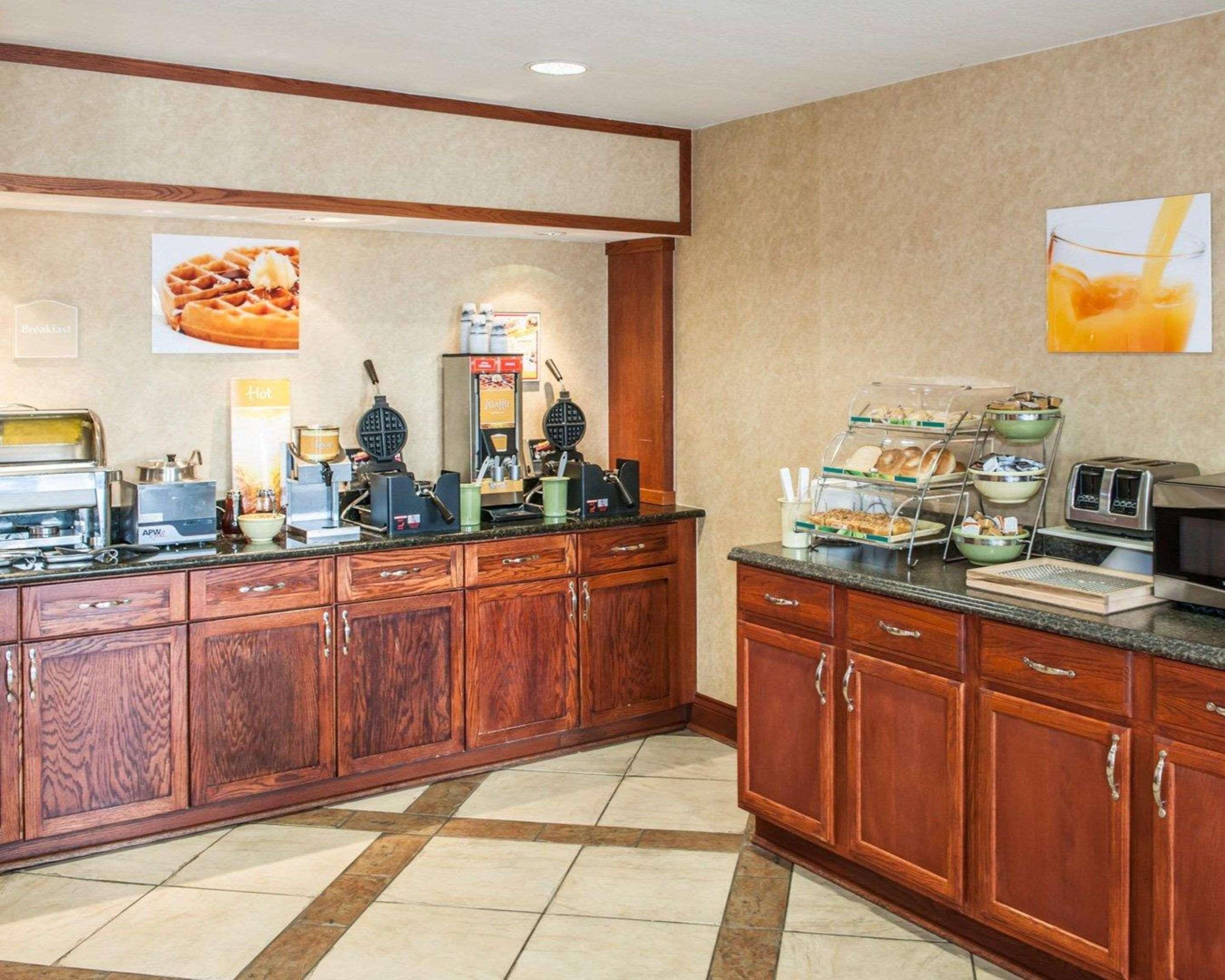 Quality Inn Castleton Bagian luar foto