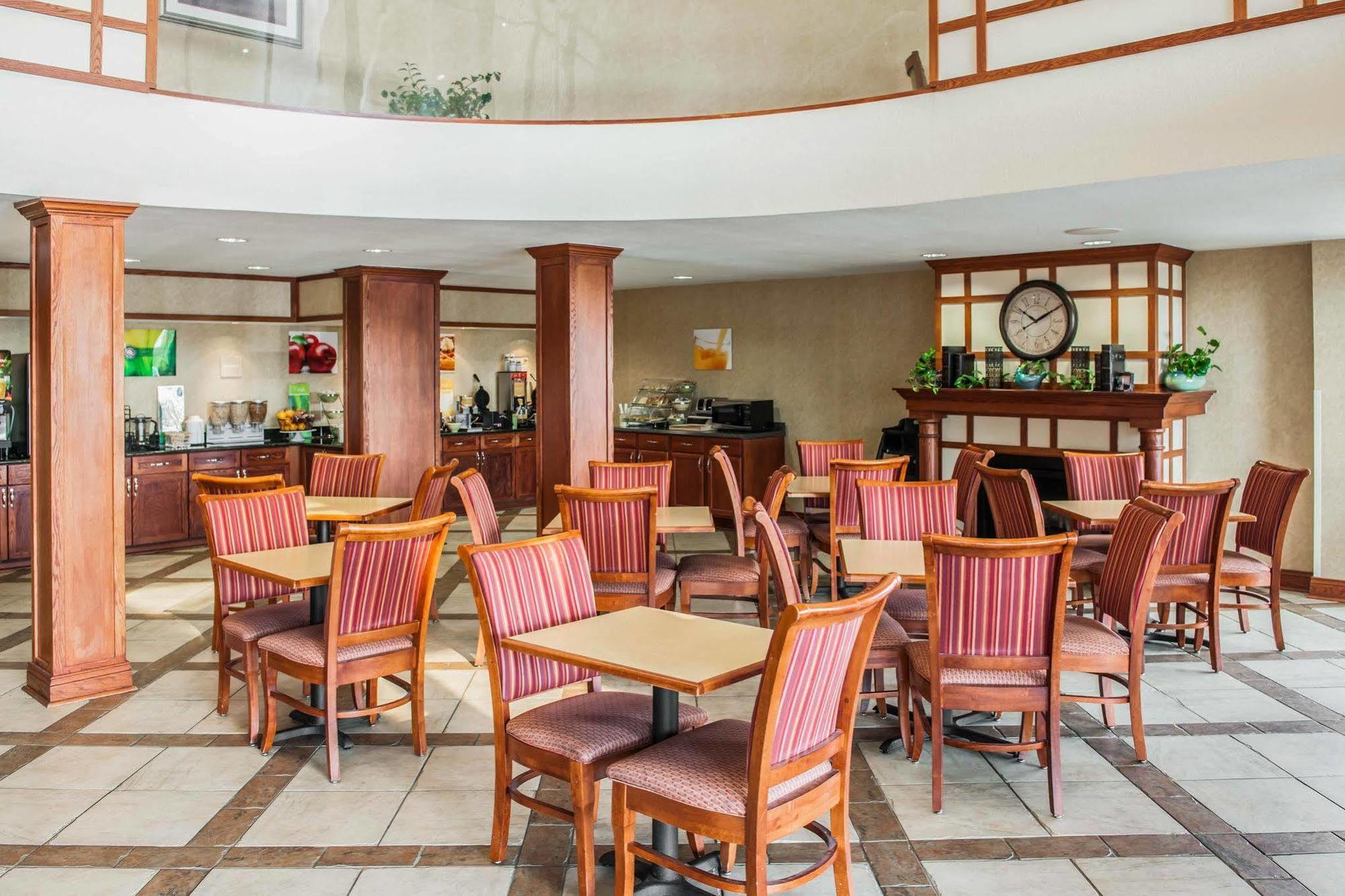 Quality Inn Castleton Bagian luar foto