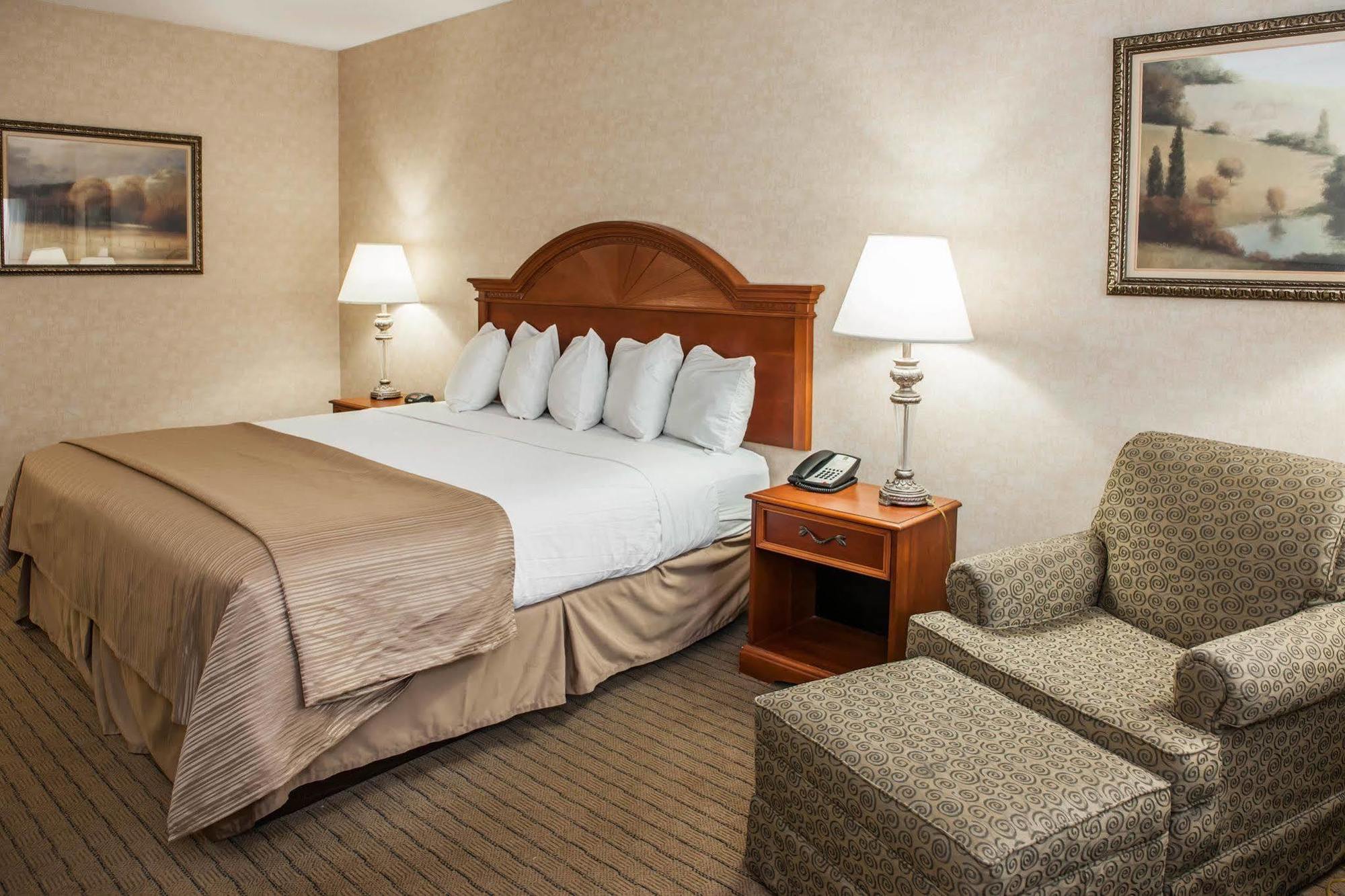 Quality Inn Castleton Bagian luar foto