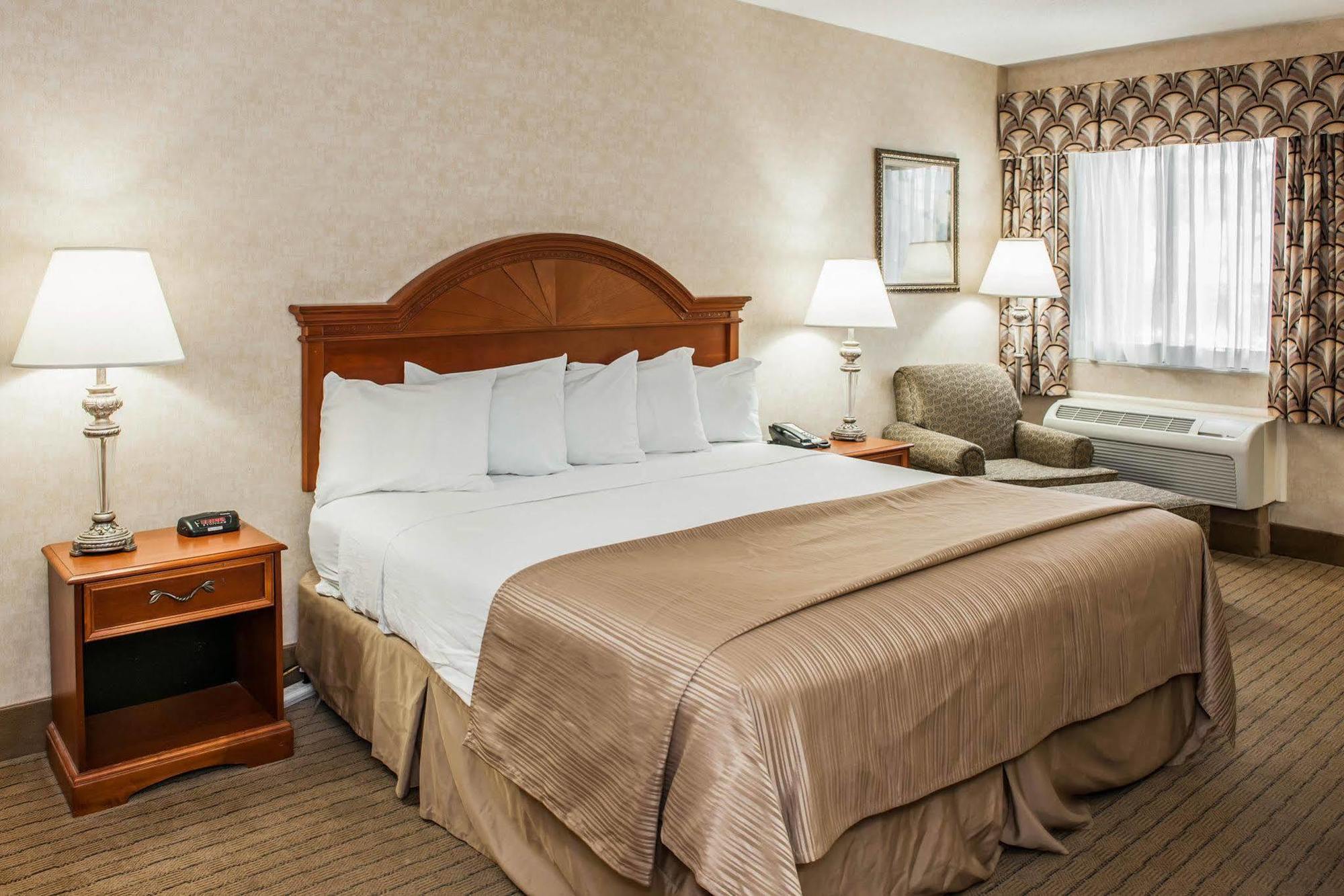 Quality Inn Castleton Bagian luar foto