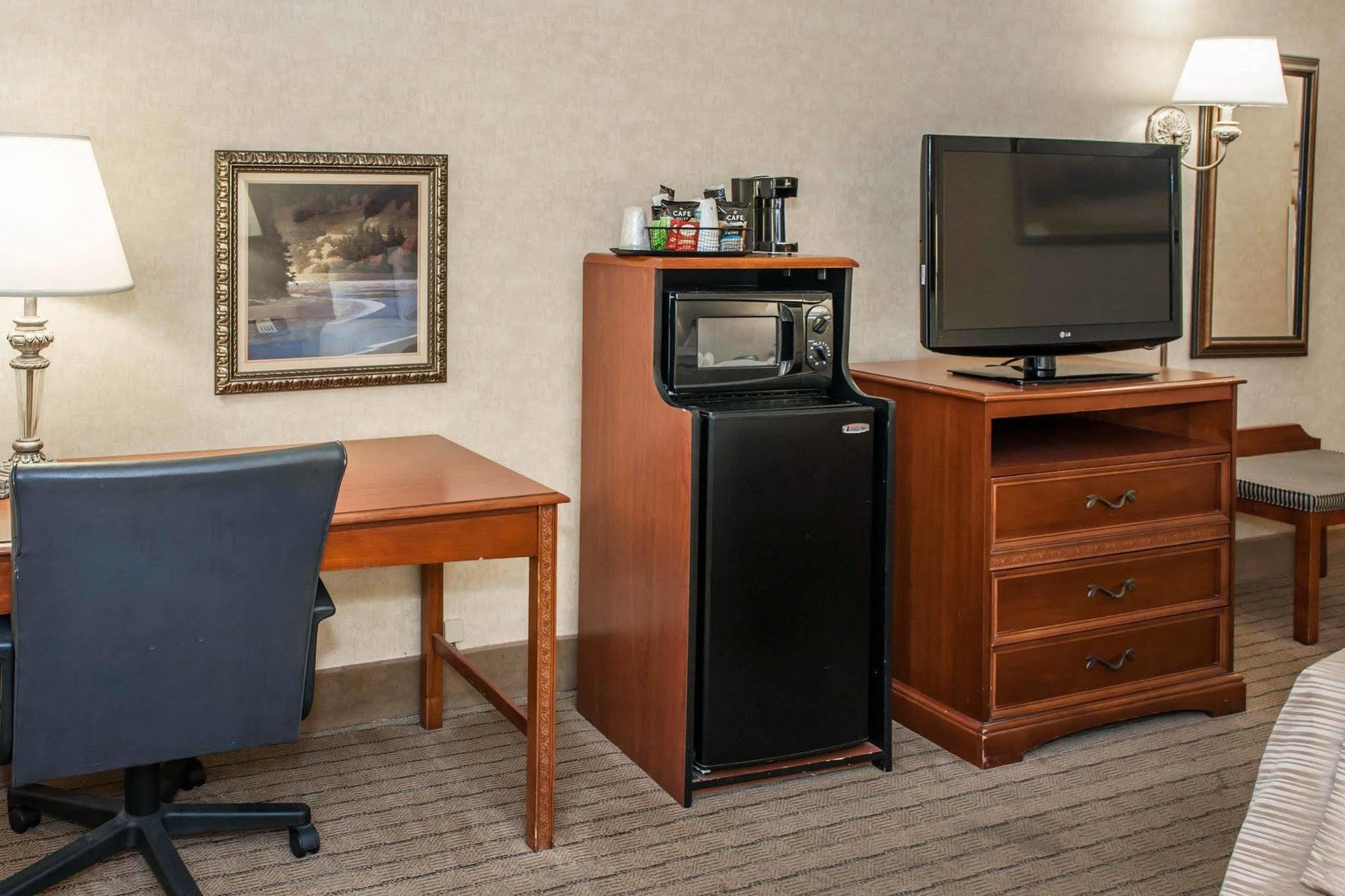 Quality Inn Castleton Bagian luar foto