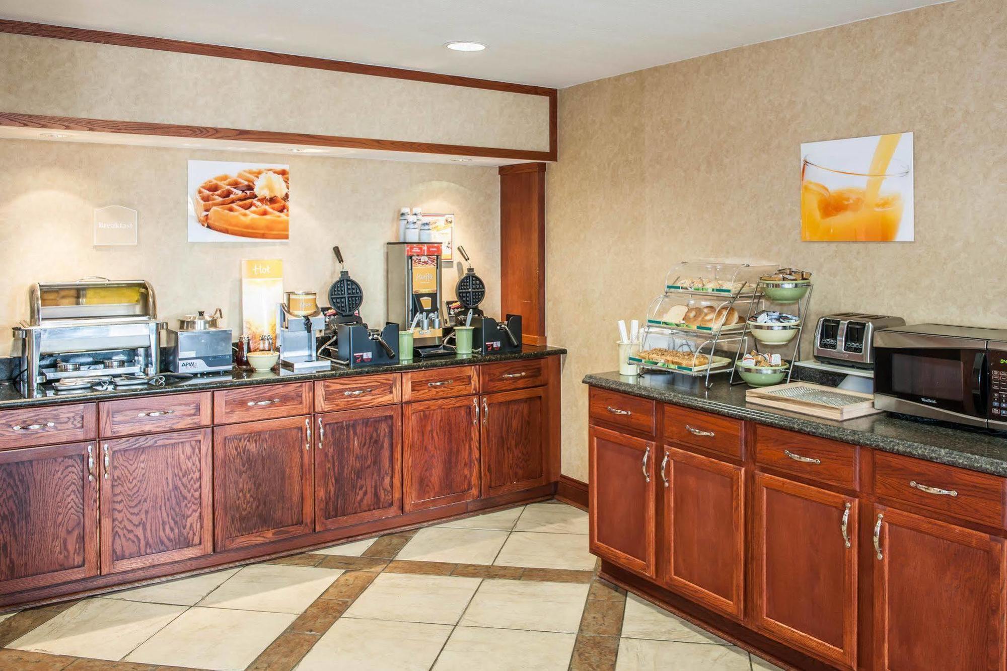 Quality Inn Castleton Bagian luar foto