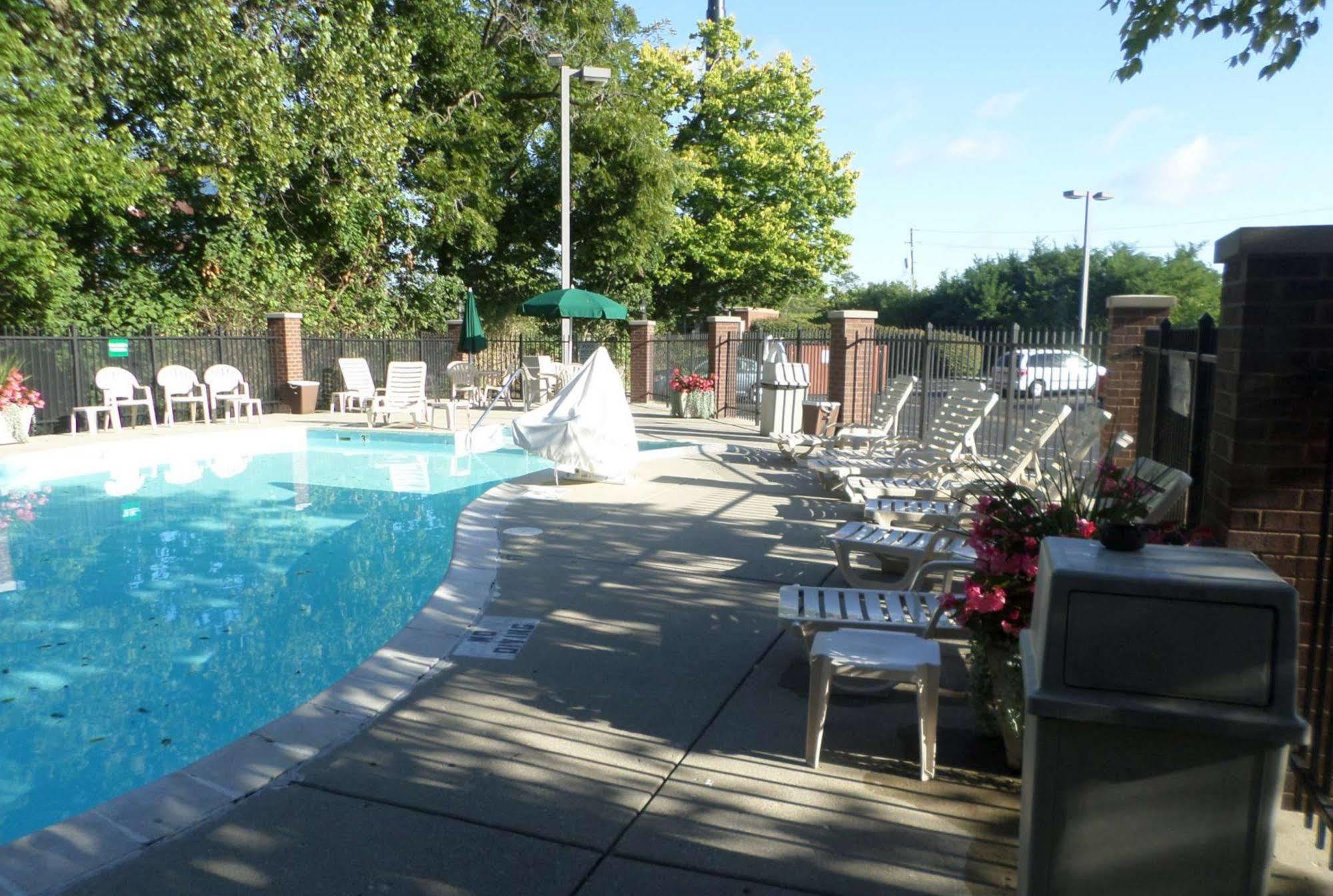 Quality Inn Castleton Bagian luar foto