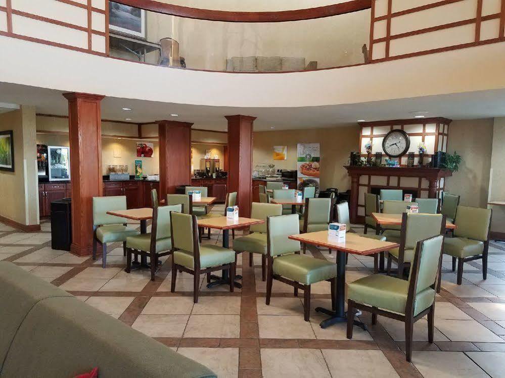 Quality Inn Castleton Bagian luar foto